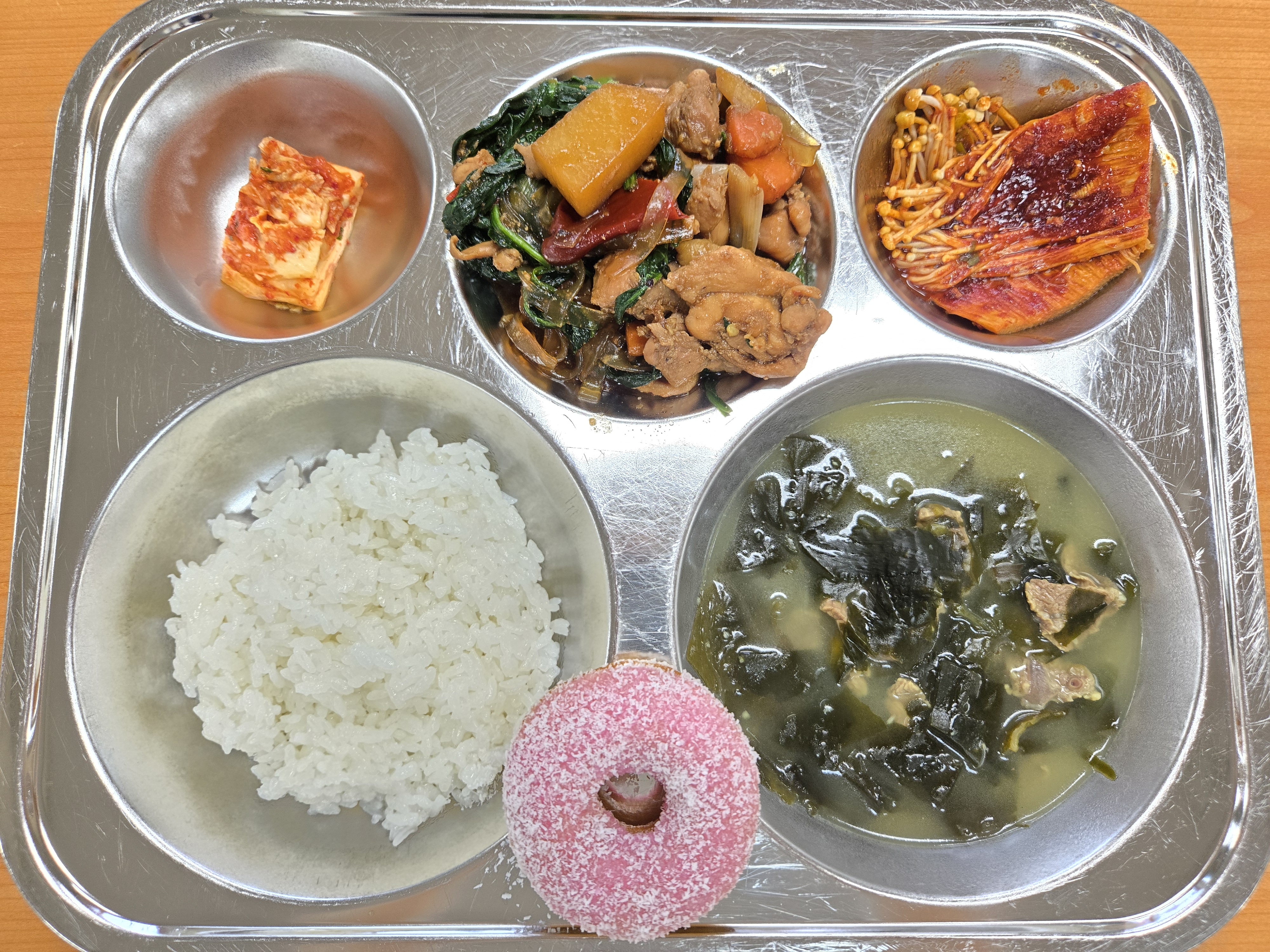 친환경찹쌀밥*
생일미역국(가평한우)** (5.6.16)
닭살안동찜닭* (5.6.13.15.16)
불맛팽이버섯조림(오븐)* (5.6.13)
배추김치 (9)
딸기코코넛도넛(20g) (1.2.5.6)