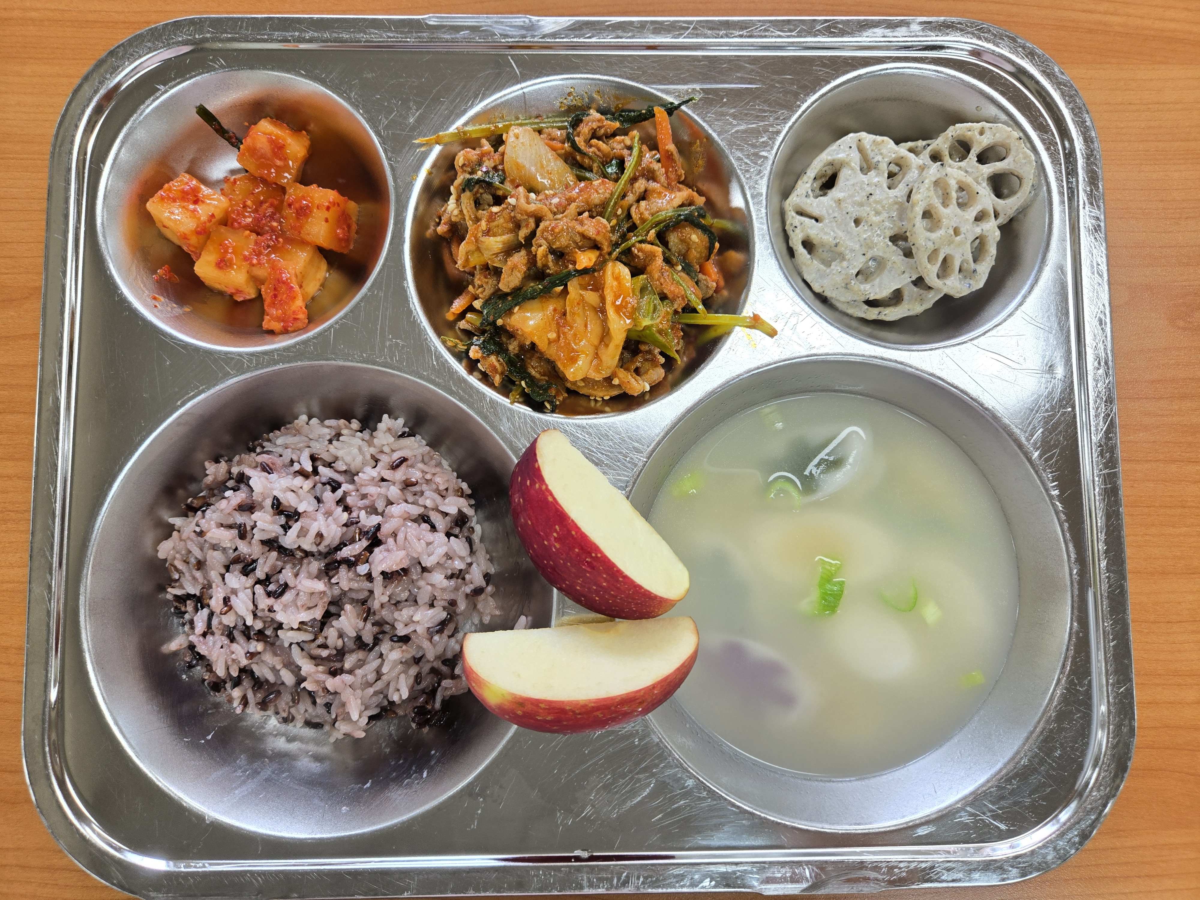 친환경쌀찰흑미밥*
한우사골별떡국 (5.6.16)
연근+수제참깨샐러드 (1.5.13)
우리오리고추장볶음 (5.6.13)
깍두기 (9)
가평사과(군지원)
